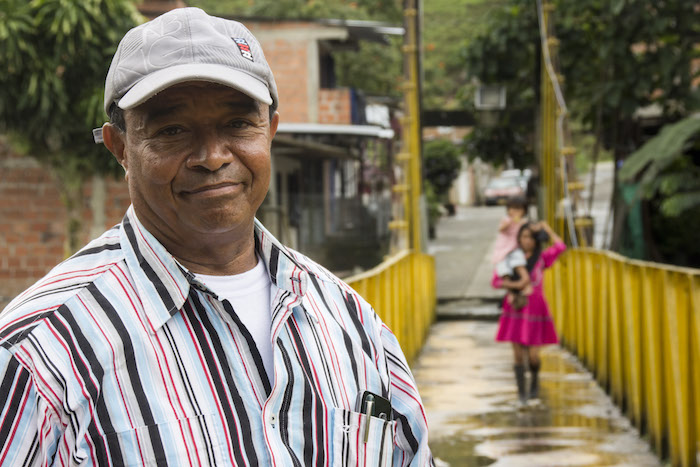 Jesús Castillo en un puente sobre el río San Juan. El profesor ha sido un líder y referente importante para su comunidad.