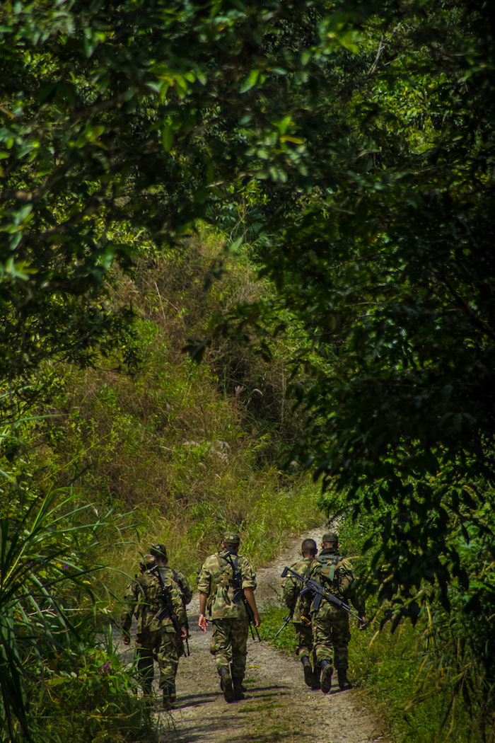 Soldados caminan por una carretera rural de Pueblo Rico que conduce a la base militar del Cerro Montezuma, en los límites entre Chocó y Risaralda.  Fotografía: Rodrigo Grajales.