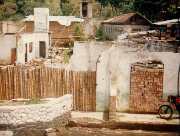 Durante mucho tiempo después del ataque de 2001, la estación de Policía quedó sin reconstruir y protegida solo con palos de bambú. Fotografía: Álex Silva.