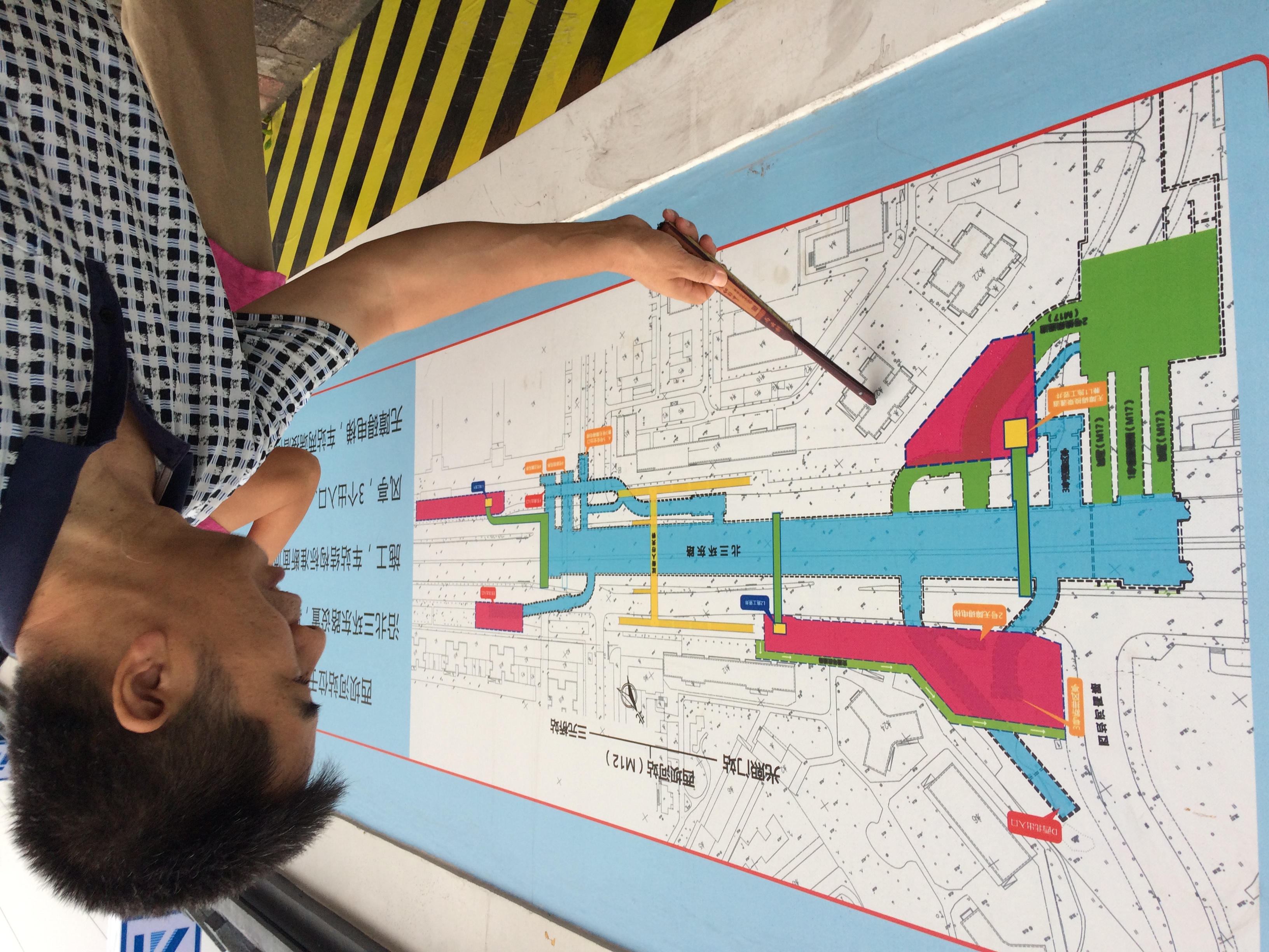 Ingeniero mostrando plano estación de metro en Beijing